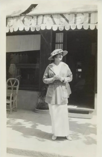 Габриэль Шанель у входа в бутик Chanel в Довиле, 1913 год