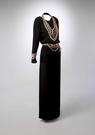 Платье из первой коллекции Карла Лагерфельда для Chanel весна-лето 1983. Фото: The Metropolitan Museum of Art