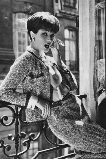 Манекенщица Мари-Элен Арно в костюме из коллекции Haute Couture осень-зима 1958/1959. Журнал Vogue, сентябрь 1958 года