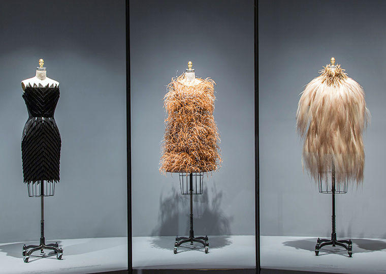 Платья из архива Givenchy на выставке Manus x Machina: Fashion in an Age of Technology в Музее Метрополитен, Нью-Йорк