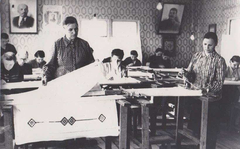Работа цеха ручной вышивки первой артели, 1930-е годы. Фото: архив фабрики «Крестецкая строчка»