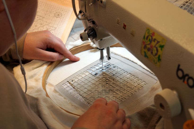 Вышивка с применением машинной иглы. Фото: PROfashion