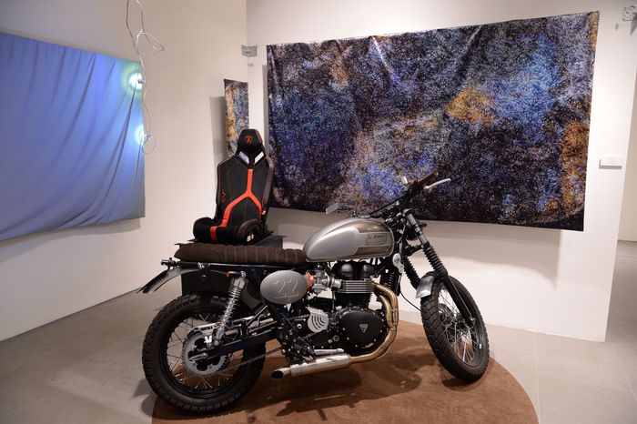 Мотоцикл Triumph в магазине-музее Alcantara в Милане