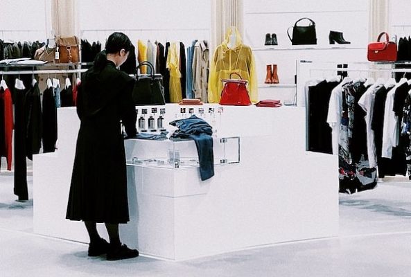 Как увеличить продажи в магазине одежды: 4 эффективных приема